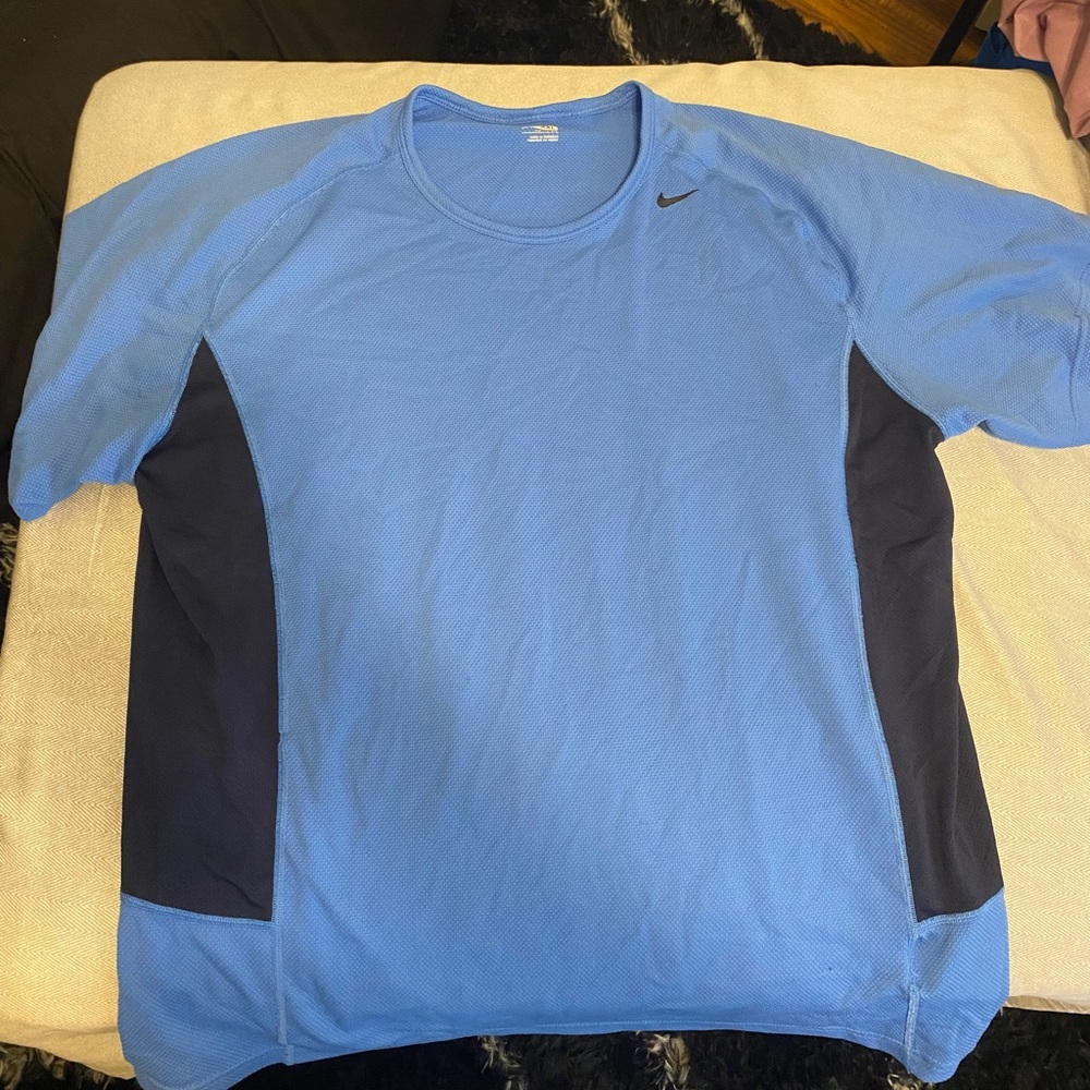 Nike Men’s Light Blue Short-Sleeve Athletic Tee with Navy Panels